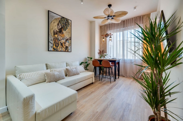 Sala amplia con su mesa