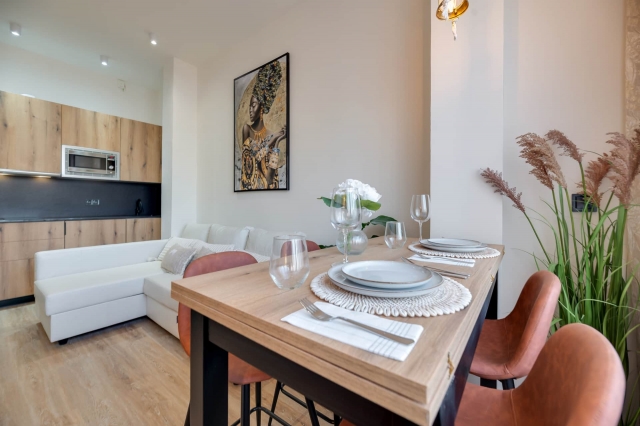 Sala amplia con su mesa 