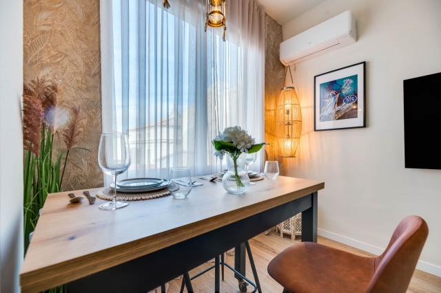 Sala de estar con mesa