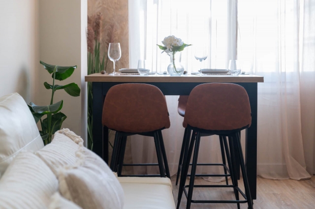 Sala de estar con mesa