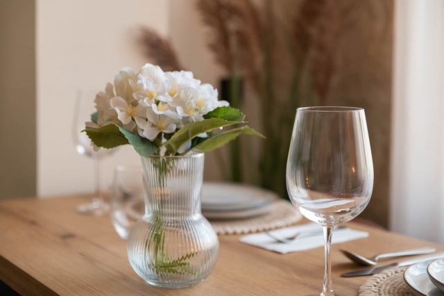 Sala de estar con mesa