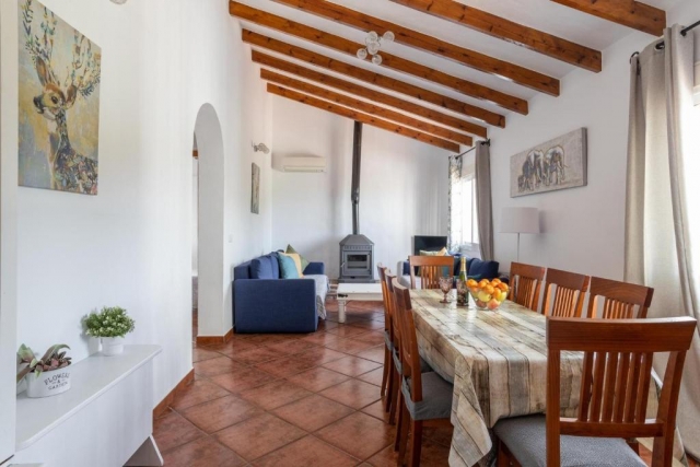 Sala amplia con chimenea