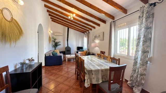 Sala amplia con chimenea