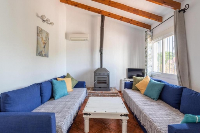 Sala amplia con chimenea