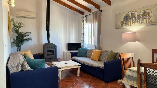 Sala amplia con chimenea