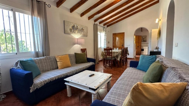 Sala amplia con mesa 