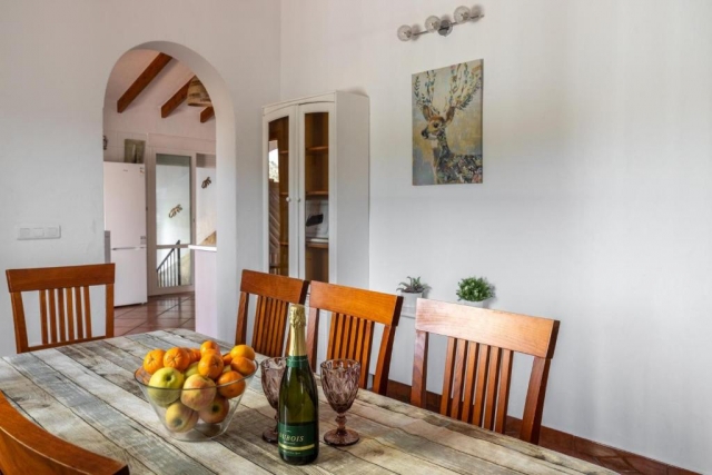 Sala amplia con mesa 