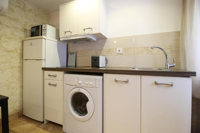 Una cocina con lavadora