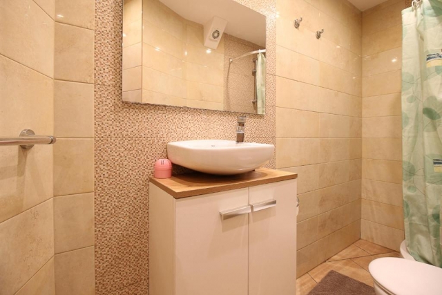 El lavabo en marmol con espejo