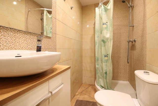 Un bano con plato de ducha