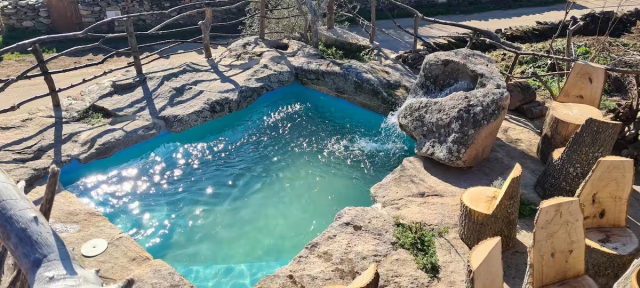Amplia piscina exterior