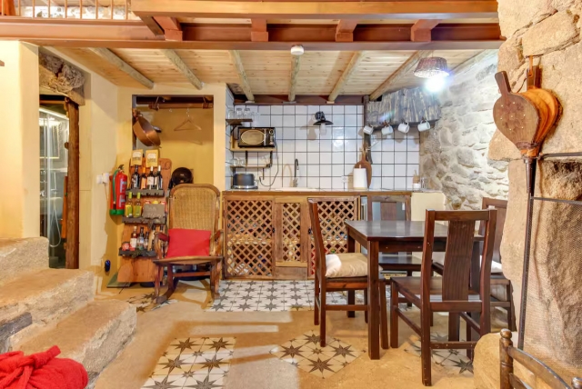 Cocina con mesa de madera