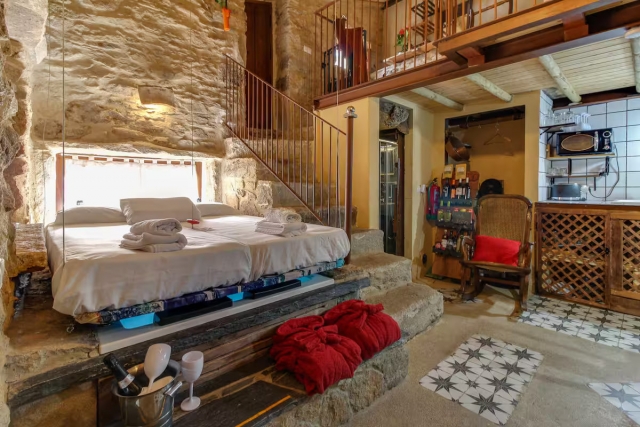 Dormitorio con albornoz