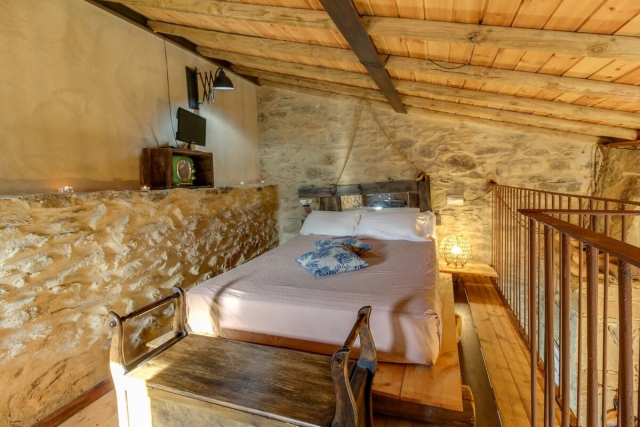 Dormitorio con cama amplia