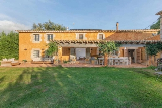 Une maison avec un grand jardin