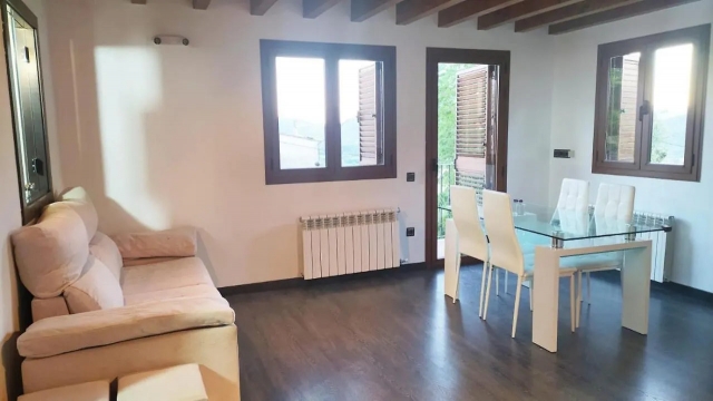 Sala amplia con mesa 