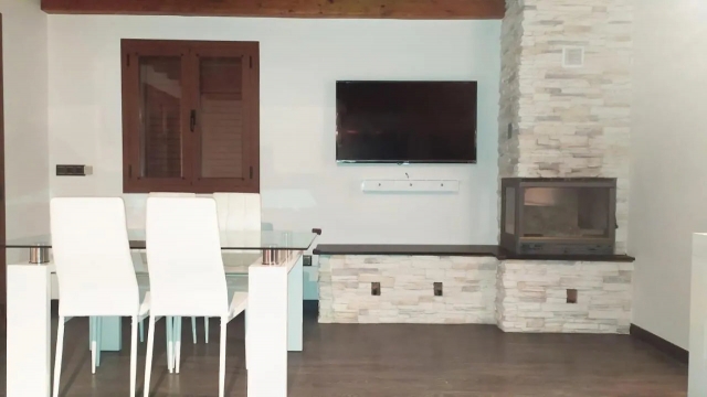 Sala con una chimenea