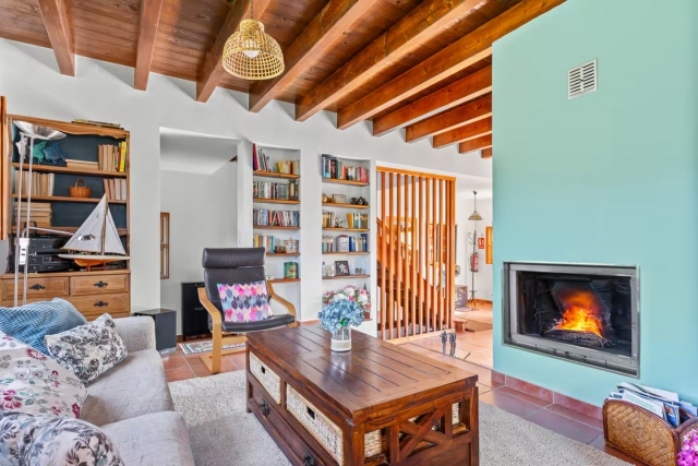 Sala amplia con chimenea 