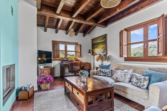Sala amplia con chimenea
