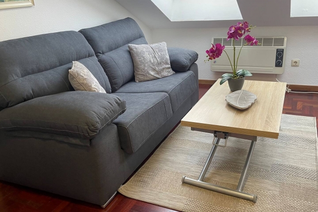 Sala amplia con mesa