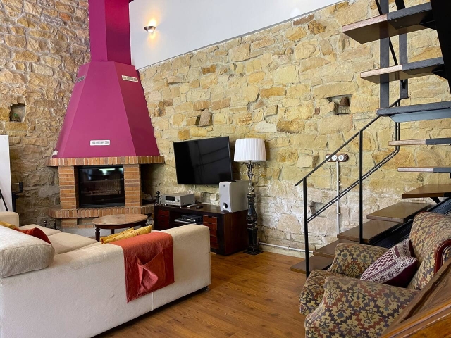 Sala con una chimenea