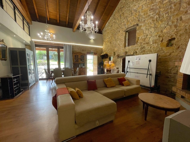 Sala amplia con sillones