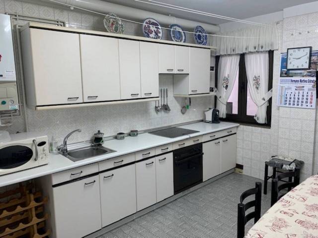 Cocina amplia blanca