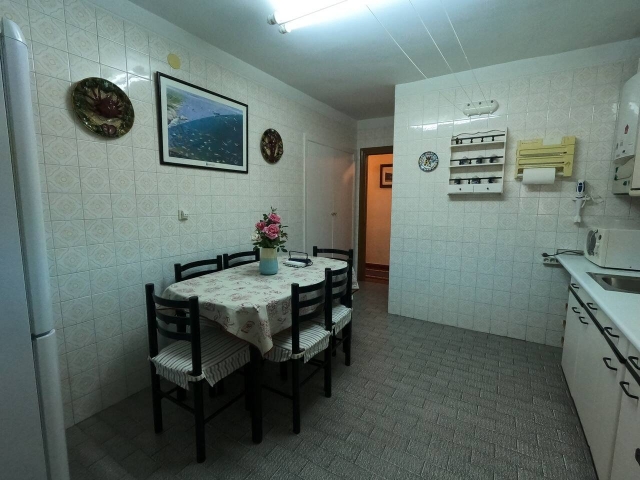 Cocina equipada con mesa