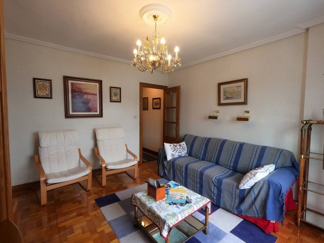 Sala amplia con sofa 