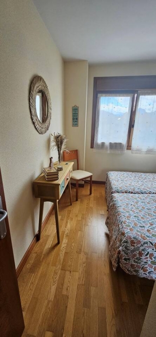 Dormitorio doble y ventana