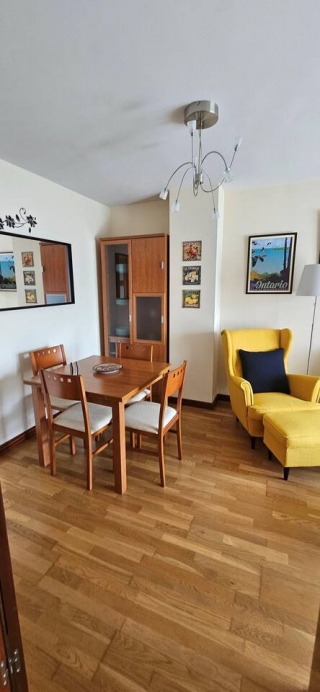 Sala de estar con mesa