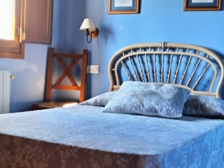 Un dormitorio en azul