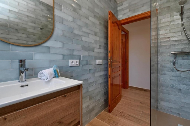 Un aseo con mueble 