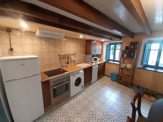 Cocina amplia con mesa