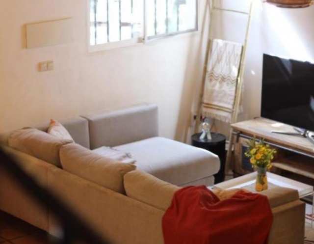 Sala amplia con sofa