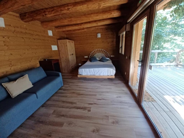 Cama amplia con sofa