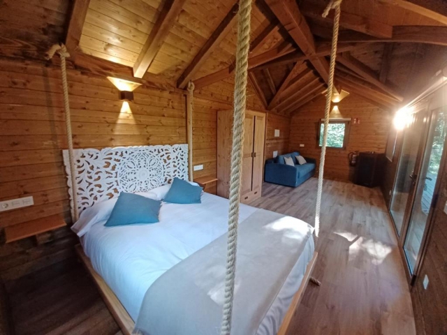 Cama grande con sofa