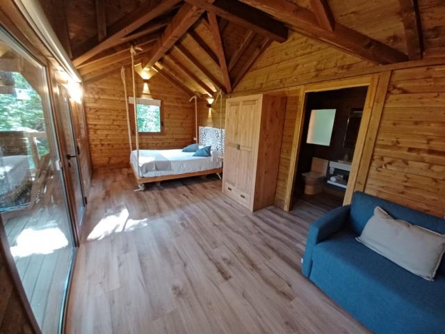 Cama y salita de estar 