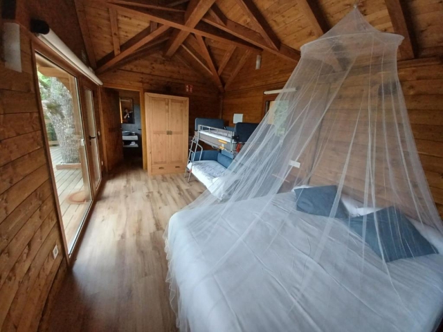 Cama amplia con telas