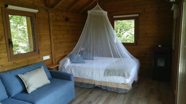 Cama con telas y ventana 