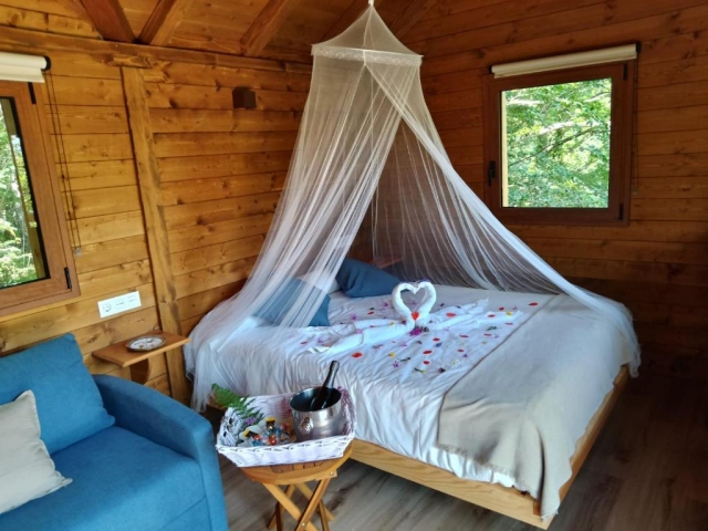 Cama decorada con telas 