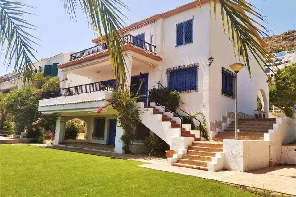 Authentic Mediterranean Holiday Home with seaviews