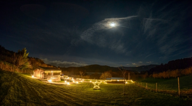 Vista nocturna de las cabanas