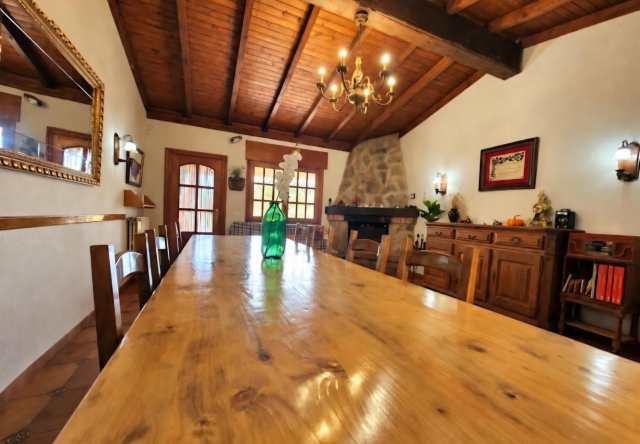 Salon con mesa de madera