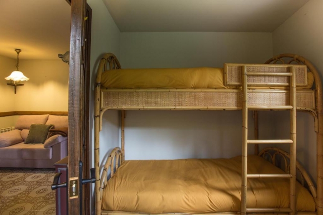 Dormitorio con litera y sala