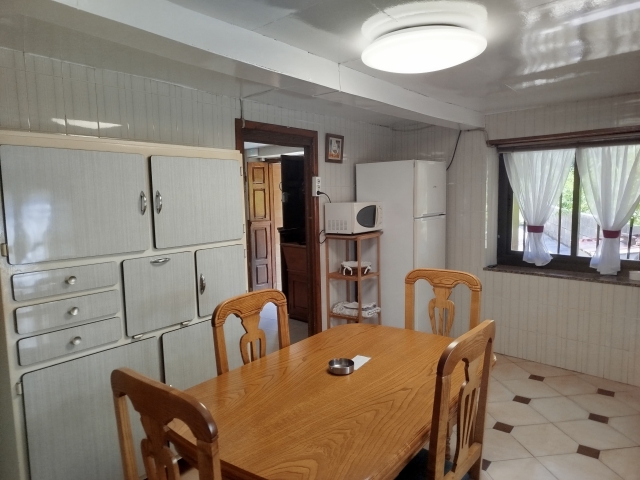 Cocina con mesa de madera