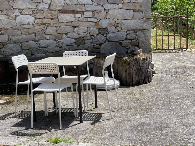 Amplio patio con mesa