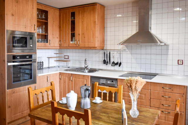 Cocina comedor con mesa