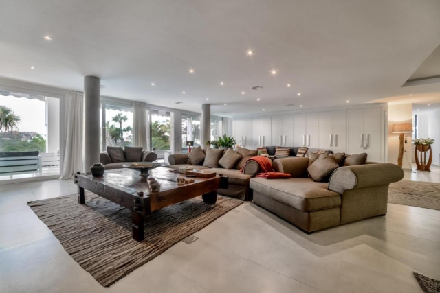Sala amplia con sillones