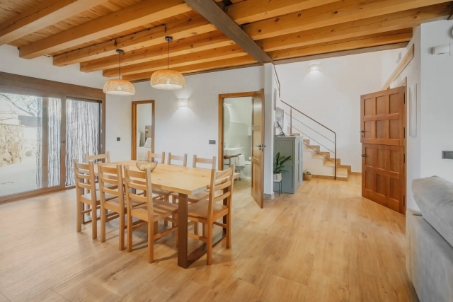 Comedor grande con mesa